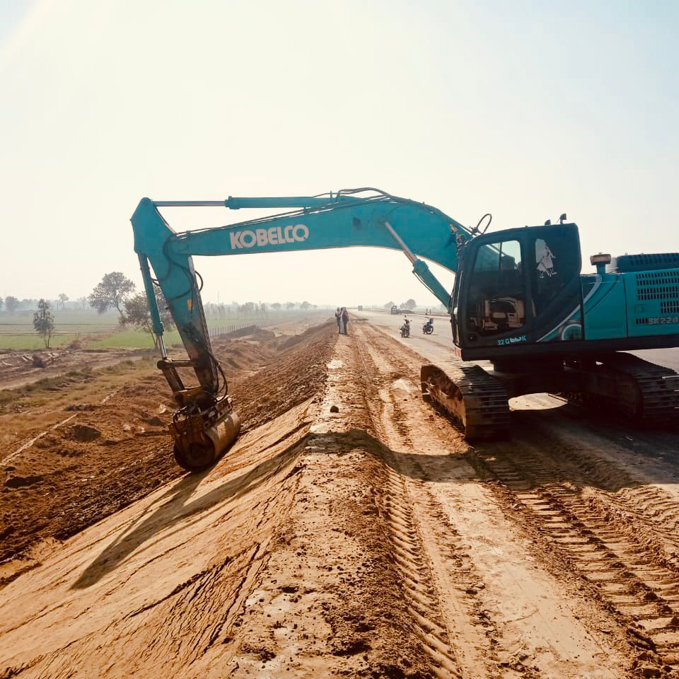 smooth drum compactor for excavator compacting roadside embankment