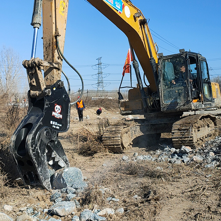 hydraulic pulverizer crushing concrete pieces