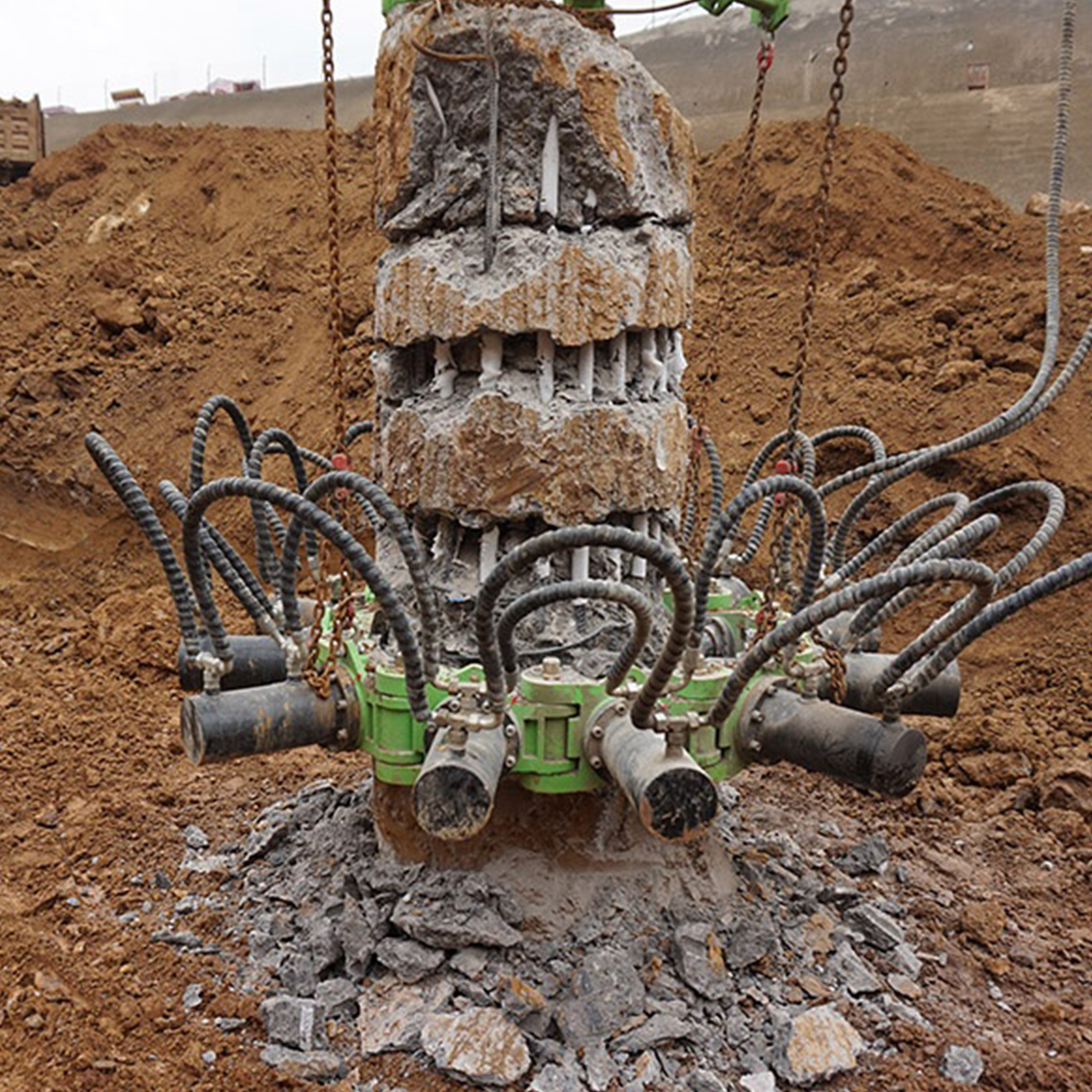 pile head breaker crushing reinforced concrete pile head with exposed rebar