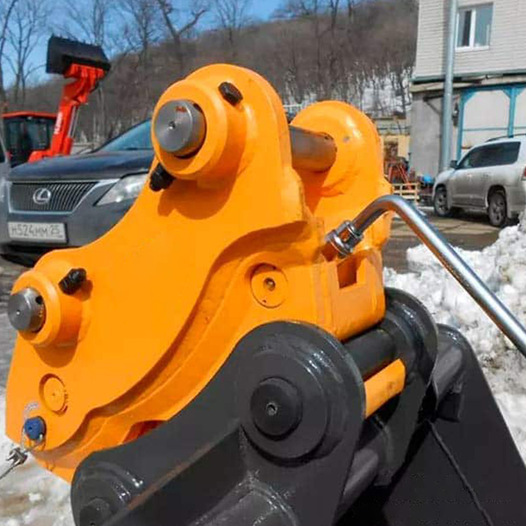 hydraulic quick hitch installed on excavator linkage
