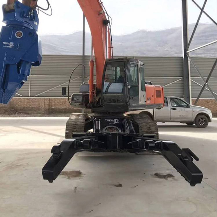 auto demolition holding arm installed on excavator