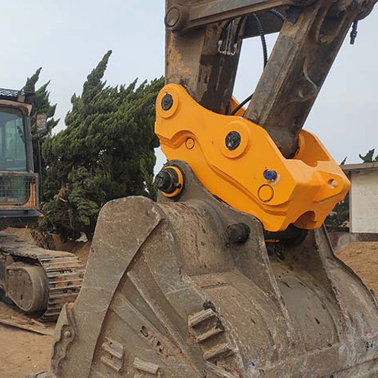 automatic quick coupler mounted on excavator bucket