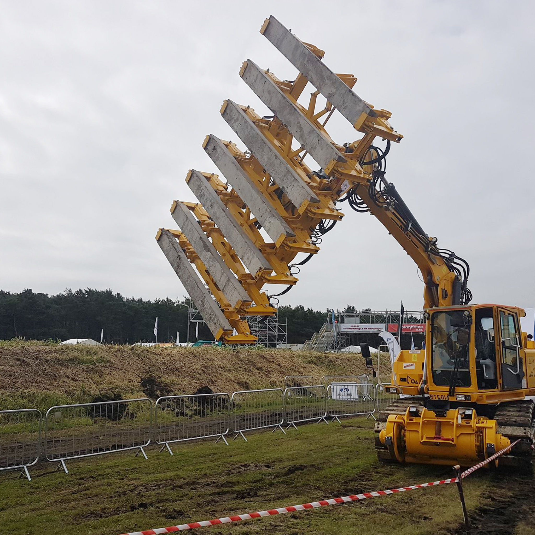 Sleeper Exchanger lifting multiple concrete sleepers for rail renewal