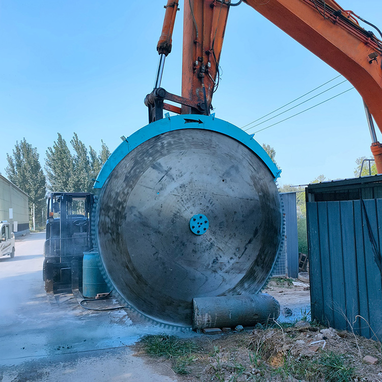 hydraulic rock saw attachment side view mounted on excavator
