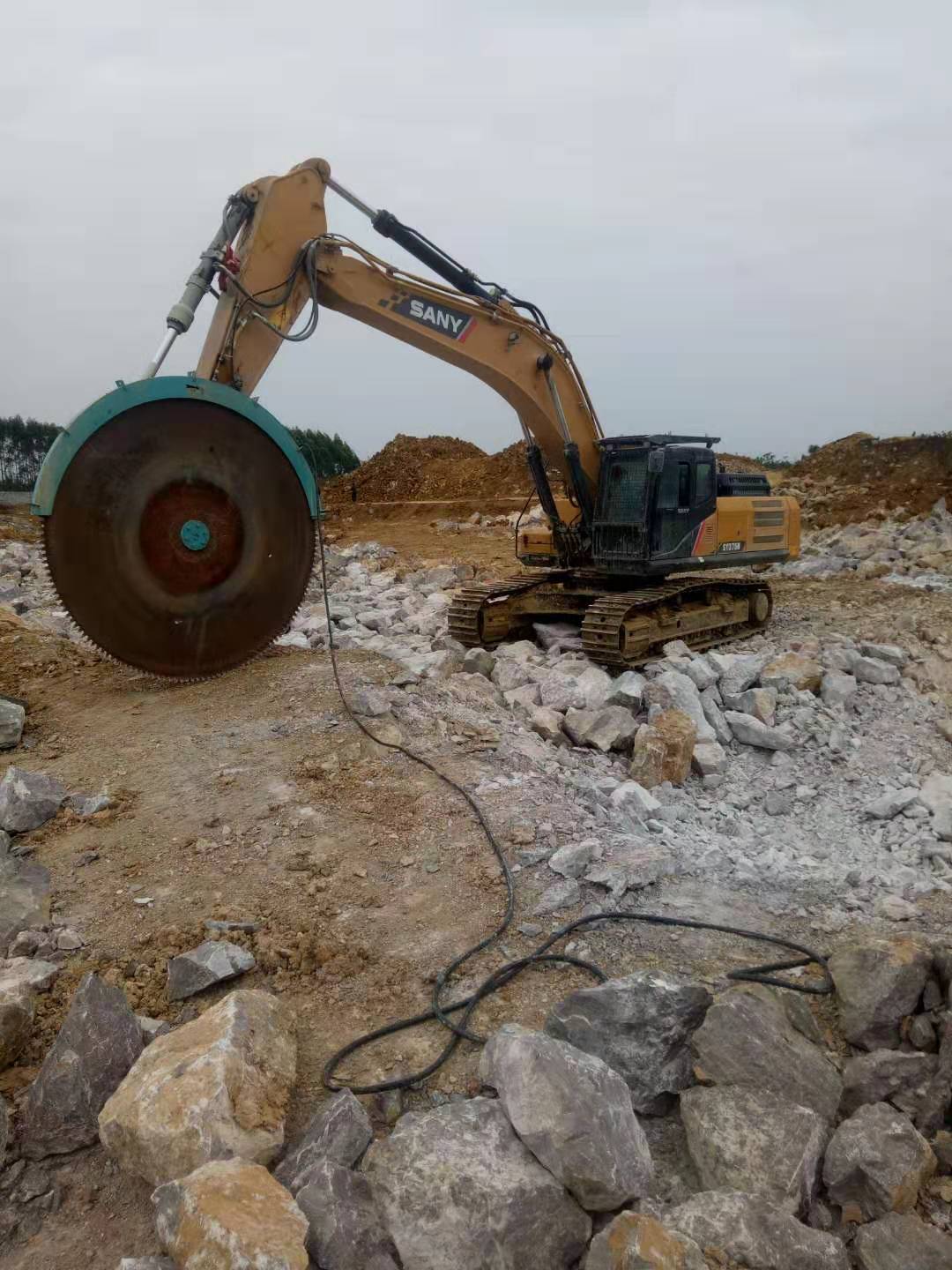 rock saw working on quarry stone cutting