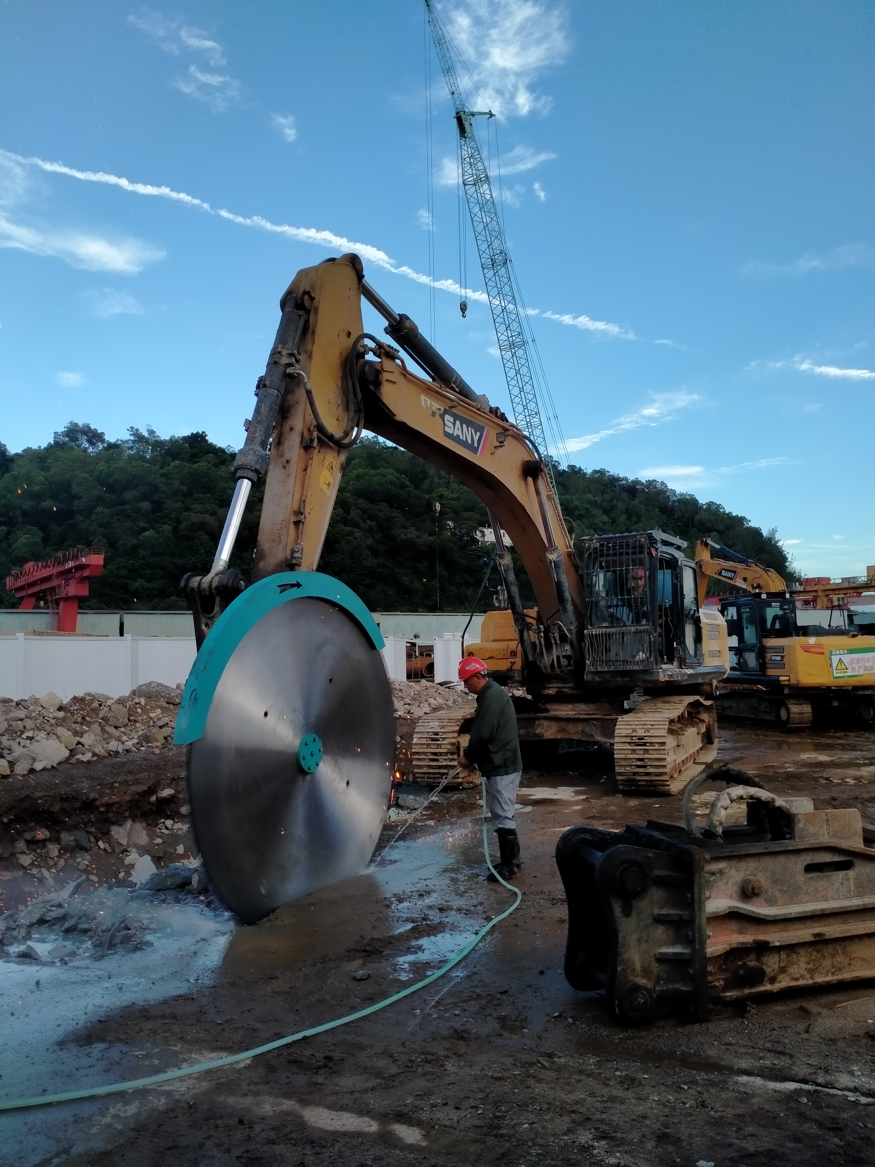 hydraulic rock saw field operation with water cooling