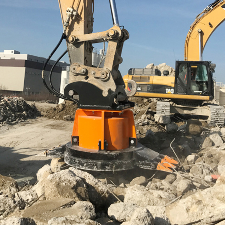 hydraulic magnet with teeth working in demolition rubble